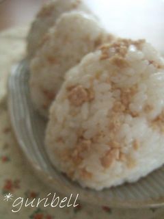 鶏そぼろでおにぎり-レシピのメイン写真