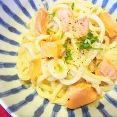รูปของ ホワイトソースであえる甘塩鮭のうどん
