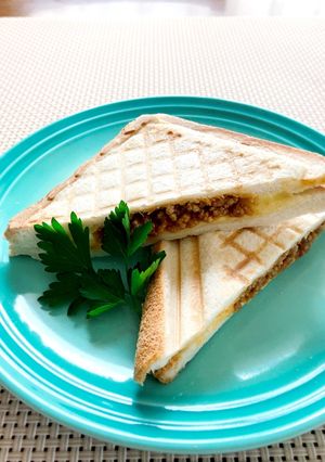 ピリ辛肉みそとチーズの簡単★ホットサンド-レシピのメイン写真