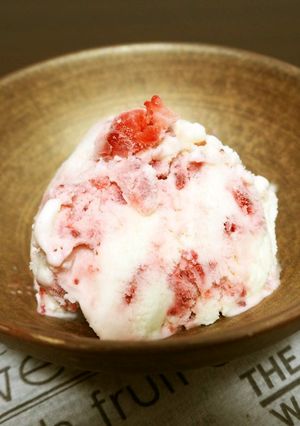【ちょいたし】イチゴ果肉入りバニラアイス-レシピのメイン写真