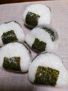 塩握り 超簡単☆基本中の基本♪究極の塩むすび♫ by あけぼしたびと