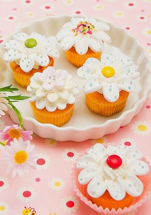 お祝いにピッタリ！フラワーカップケーキ-レシピのメイン写真