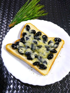 お節リメイク!黒豆パンピザ-レシピのメイン写真