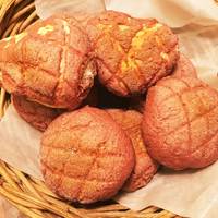 基本からアレンジまで！思わずつくりたくなる「苺メロンパン」の