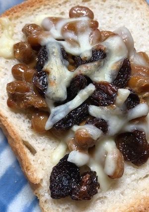 納豆とレーズンのトースト-レシピのメイン写真