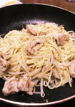 給料日前の味方！鶏皮塩レモン焼きそば-レシピのメイン写真