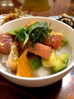 切り落としの刺身とアボカドで 簡単海鮮丼-レシピのメイン写真
