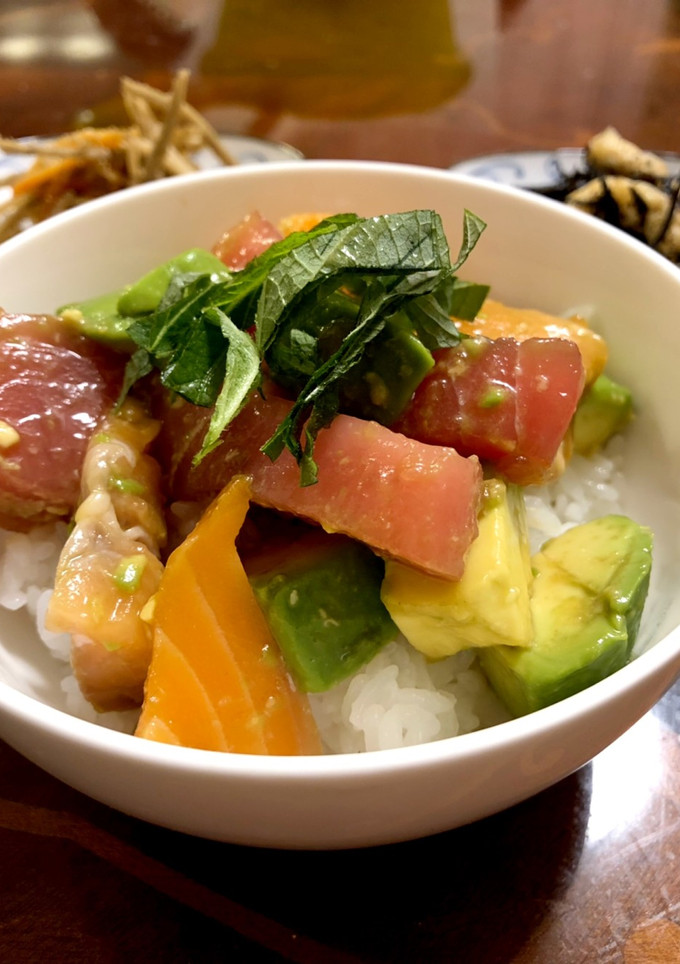 切り落としの刺身とアボカドで 簡単海鮮丼-レシピのメイン写真