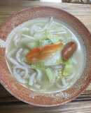 中華スープに八宝菜をのせた蒟蒻うどん