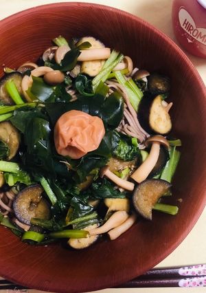 野菜たっぷり 梅わかめ蕎麦-レシピのメイン写真