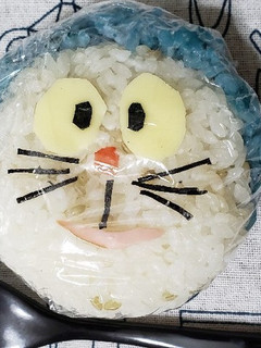 紫キャベツで青!ドラえもん!顔おにぎり!-レシピのメイン写真