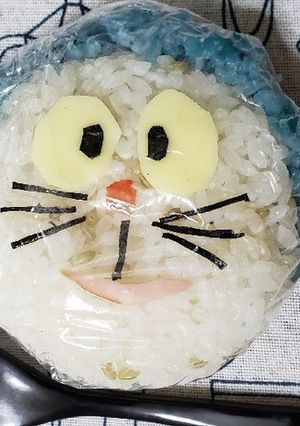 紫キャベツで青！ドラえもん！顔おにぎり！-レシピのメイン写真