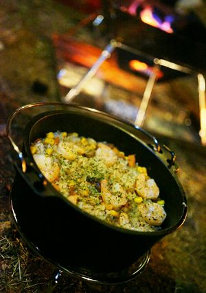 【キャンプ飯】ダッチオーブンでエビピラフ-レシピのメイン写真