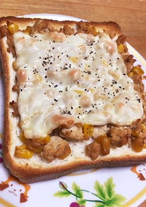 肉そぼろリメイク☆そぼろチーズトースト-レシピのメイン写真