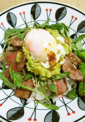 ステーキ丼（アボカド、温泉卵乗せ）-レシピのメイン写真