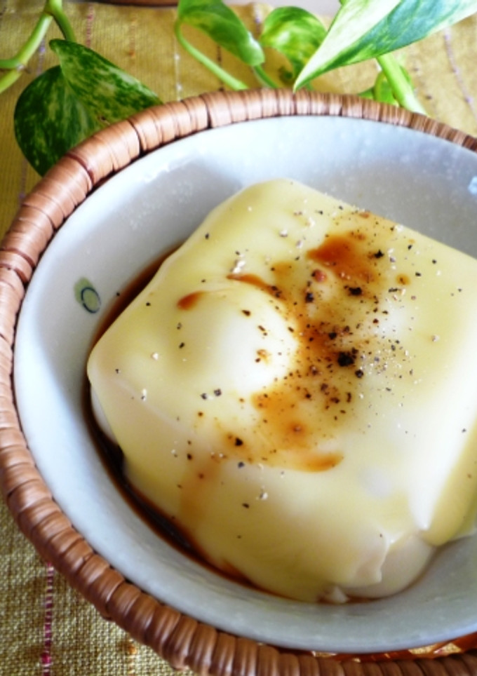 レンジでとろ～りチーズと黒胡椒の温やっこ-レシピのメイン写真