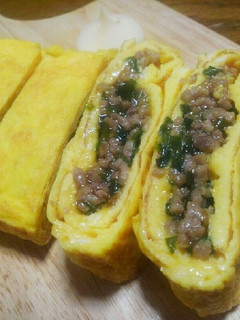 ねぎとミンチの甘辛そぼろ入り玉子焼き♪-レシピのメイン写真