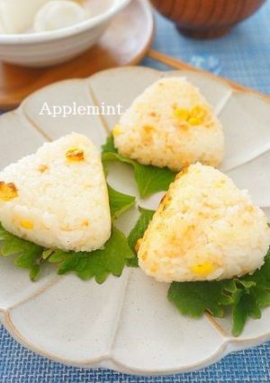 鮭フレークとコーンの塩バター焼きおにぎり-レシピのメイン写真