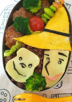 おさるのジョージ&黄色いおじさんそぼろ弁-レシピのメイン写真