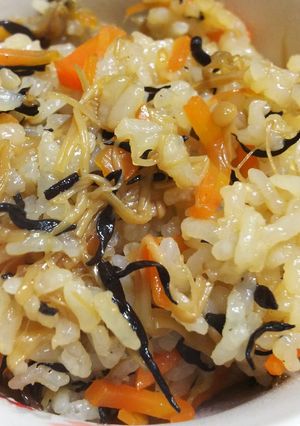 瓶入りなめ茸とヒジキの炊き込みご飯-レシピのメイン写真