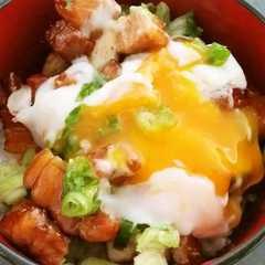 รูปของ 豚バラ温玉てりてり丼