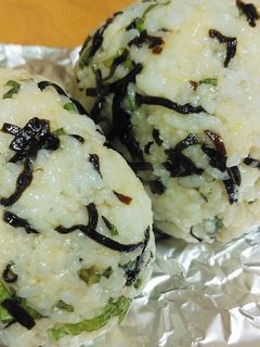 おかずおにぎり!塩昆布とシソの混ぜ込み♪-レシピのメイン写真