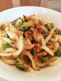 味付け不要 鮭アボカドの焼うどん-レシピのメイン写真