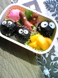 超簡単キャラ弁★まっくろくろすけおにぎり-レシピのメイン写真