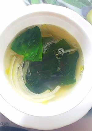 ワカメと玉葱のコンソメスープバジル風味-レシピのメイン写真