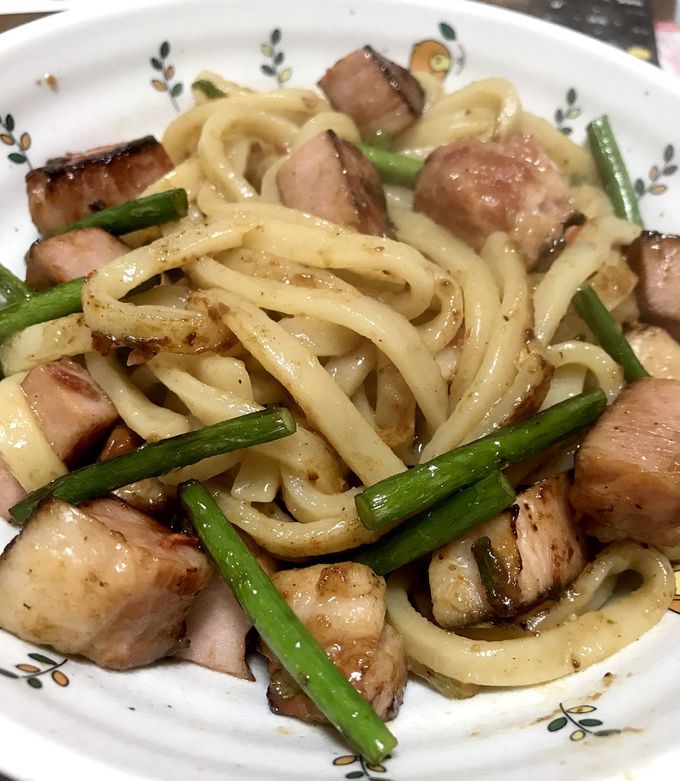 炒飯の素で！ゴロゴロハムの焼うどん by るみあつ 【クックパッド