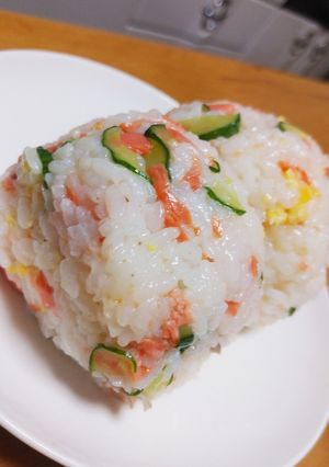 おかずおにぎり⭐鮭、卵、胡瓜の混ぜご飯で-レシピのメイン写真