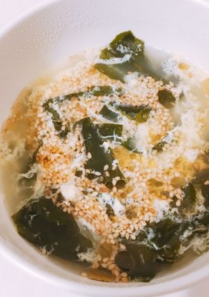 【家事ヤロウ】餅入りワカメたまごスープ-レシピのメイン写真
