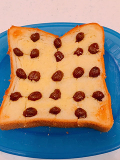 溝にとろっと粒チョコの焼きチョコトースト-レシピのメイン写真