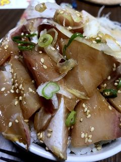 とろけるブリ!黒瀬ぶりのゴマ醤油漬け丼-レシピのメイン写真