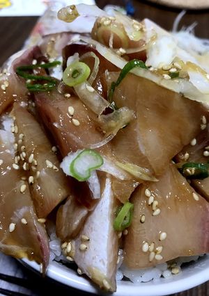 とろけるブリ！黒瀬ぶりのゴマ醤油漬け丼-レシピのメイン写真