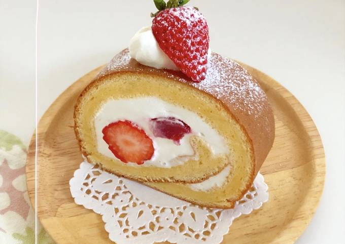 苺ソースの♡ふわふわシフォンロールケーキ by おっちむ 