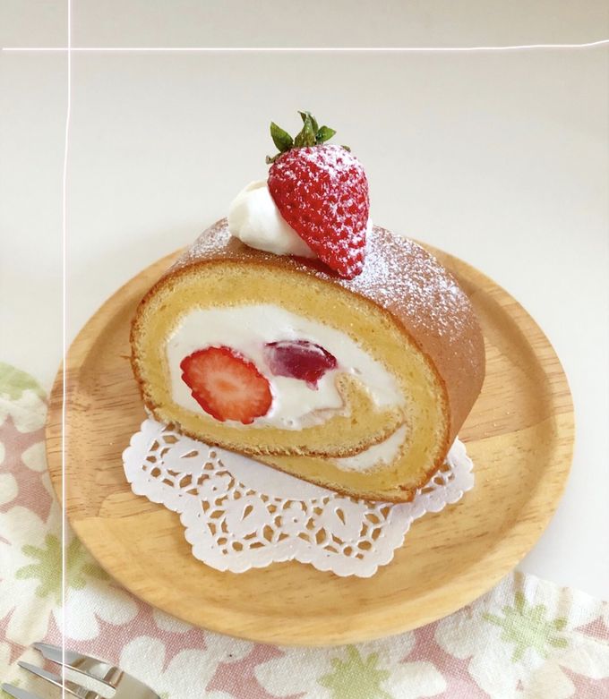 苺ソースの♡ふわふわシフォンロールケーキ by おっちむ