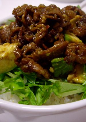 ピリ辛豚バラ肉とアボカドの丼ぶり-レシピのメイン写真