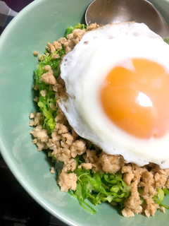 キャベツと鶏そぼろの月見のせ丼☆-レシピのメイン写真