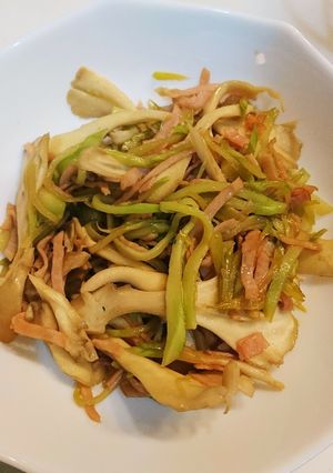 ブロッコリーの茎ときのこのバター醤油炒め-レシピのメイン写真