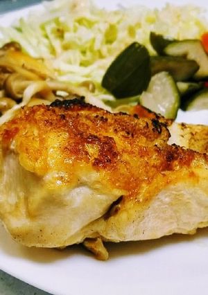 超簡単!鶏むね肉のジューシーパリパリ焼き-レシピのメイン写真