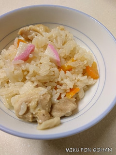ジューシー風鶏肉とかまぼこの炊き込みご飯-レシピのメイン写真