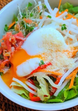 カリカリベーコンの温玉サラダ-レシピのメイン写真