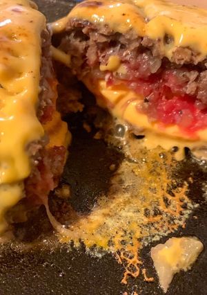 簡単！肉肉なチーズin＆onハンバーグ-レシピのメイン写真