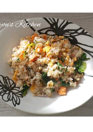 美肌に効く鮭と春菊の炒飯-レシピのメイン写真