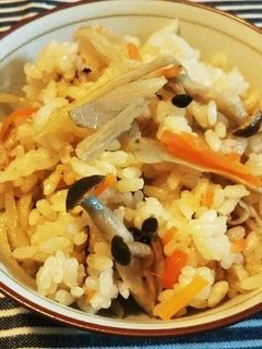 土鍋で炊き込みご飯-レシピのメイン写真