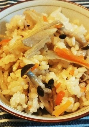 土鍋で炊き込みご飯-レシピのメイン写真