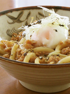 温泉卵とろ~り!鶏そぼろ入り 焼きうどん-レシピのメイン写真