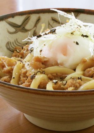 温泉卵とろ～り！鶏そぼろ入り 焼きうどん-レシピのメイン写真