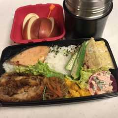 รูปของ メンチカツ・鮭弁当